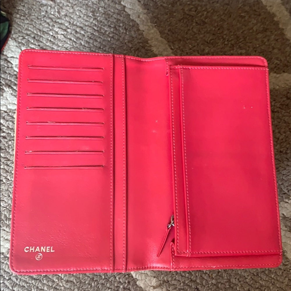 Authentic Pink Chanel Bifold wallet w‎ coin pocket